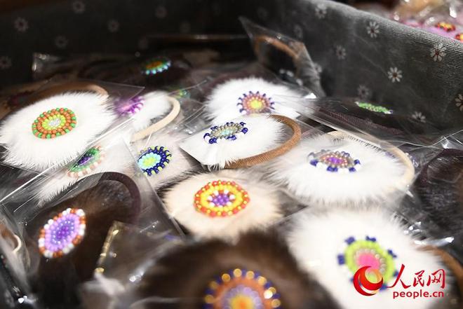 活力内蒙古 | “太阳姑娘”巧手“生花”，鄂温克族手工艺借互联网走向世界